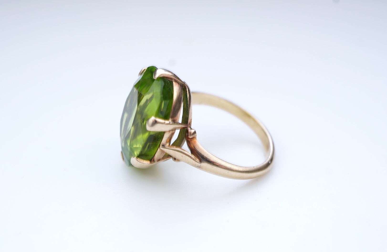 A peridot ring, early 20th century